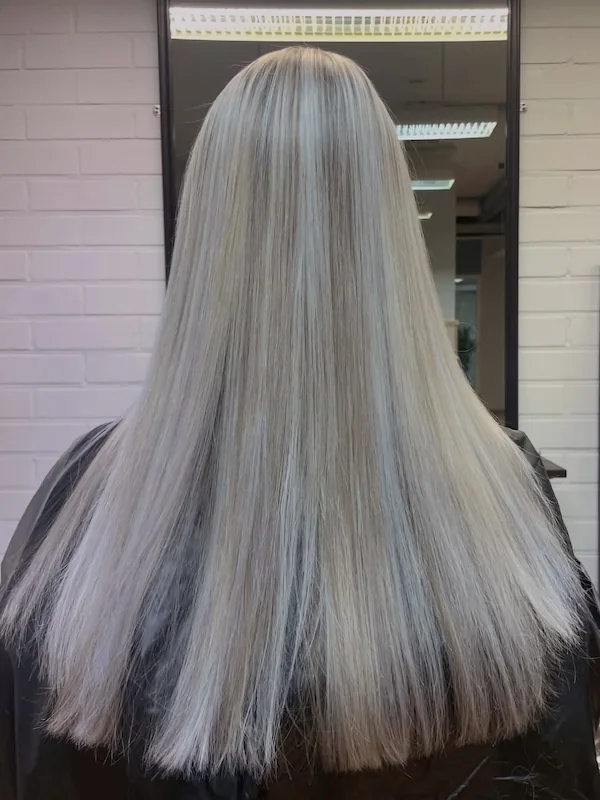 Kirkkaan blondien hiuksien raidoitus ja tasainen leikkaus Ressbarber Kokkolassa.