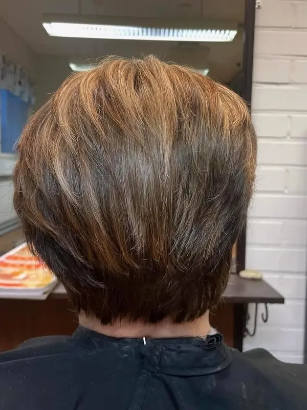 Harmaiden hiuksien peitto lämpimän ruskealla raidoituksella.