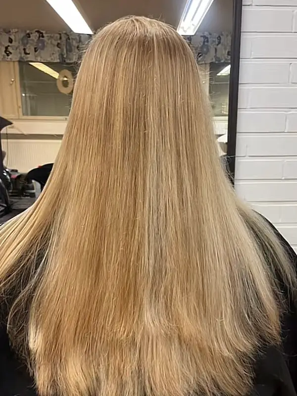 Kauniisti laskeutuvat pitkät hiukset ja pehmeä värjäys vaaleilla säikeillä.