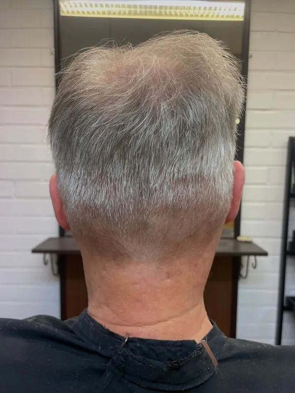 Miesten lyhyiden hiuksien siistiminen.