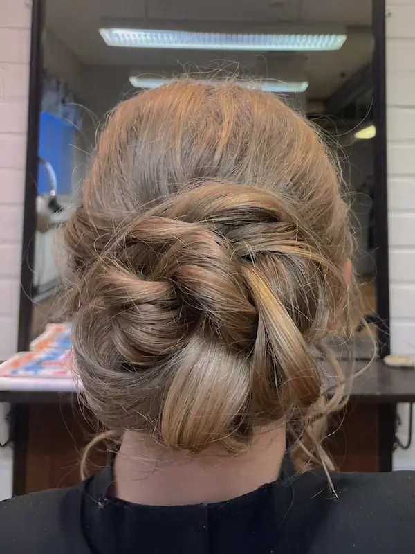 Matala ja tyylikäs nutturakampaus vaaleille hiuksille.