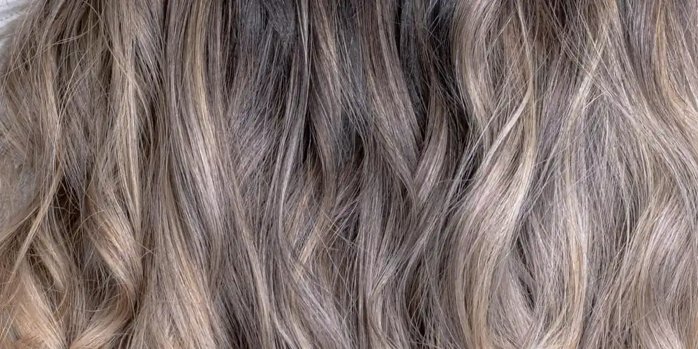 Raidoitetut pitkät hiukset tummilla säikeillä