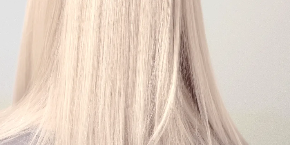 Kirkas blondi hiusväri
