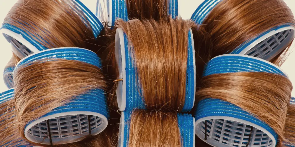 Hiukset rullattu isoihin rulliin