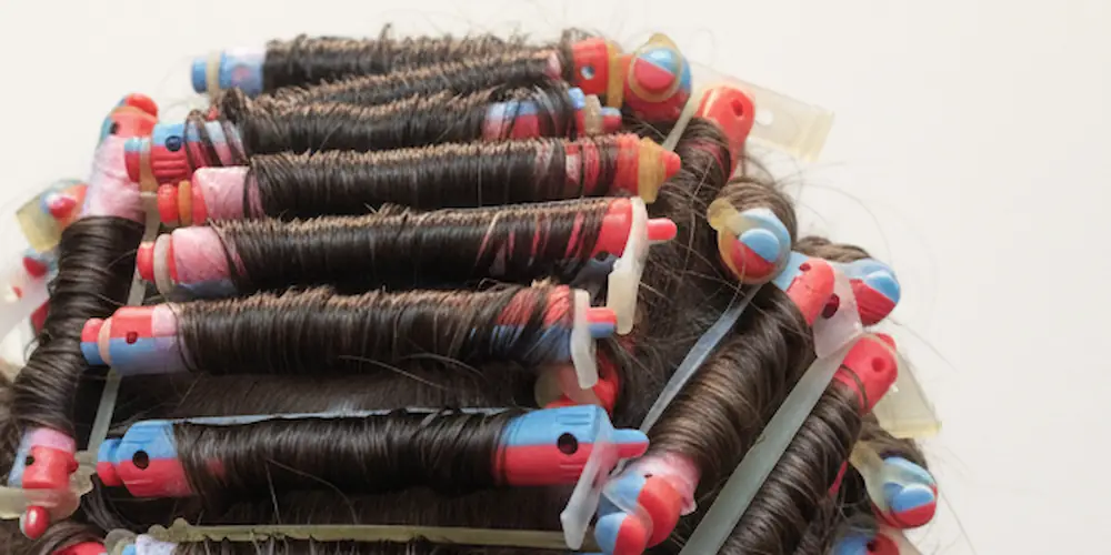 Hiukset rullattu permanenttirulliin