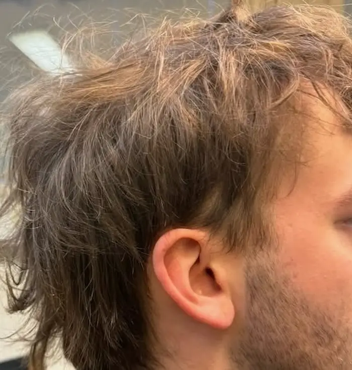 Suorat hiukset ennen permanentti käsittelyä