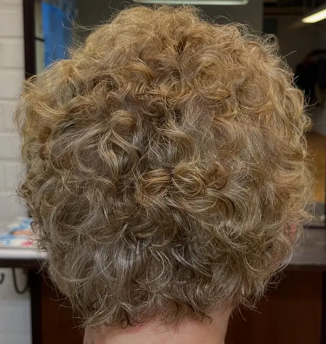 Tiheä ja tyylikäs kiharatyyli naisten lyhyisiin hiuksiin