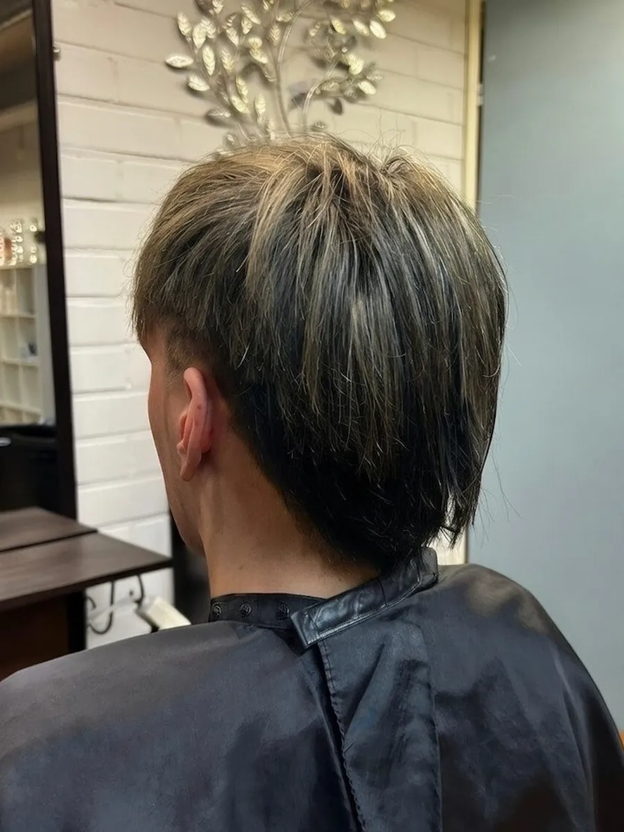 Miesten vaaleita raitoja tummassa väripohjassa