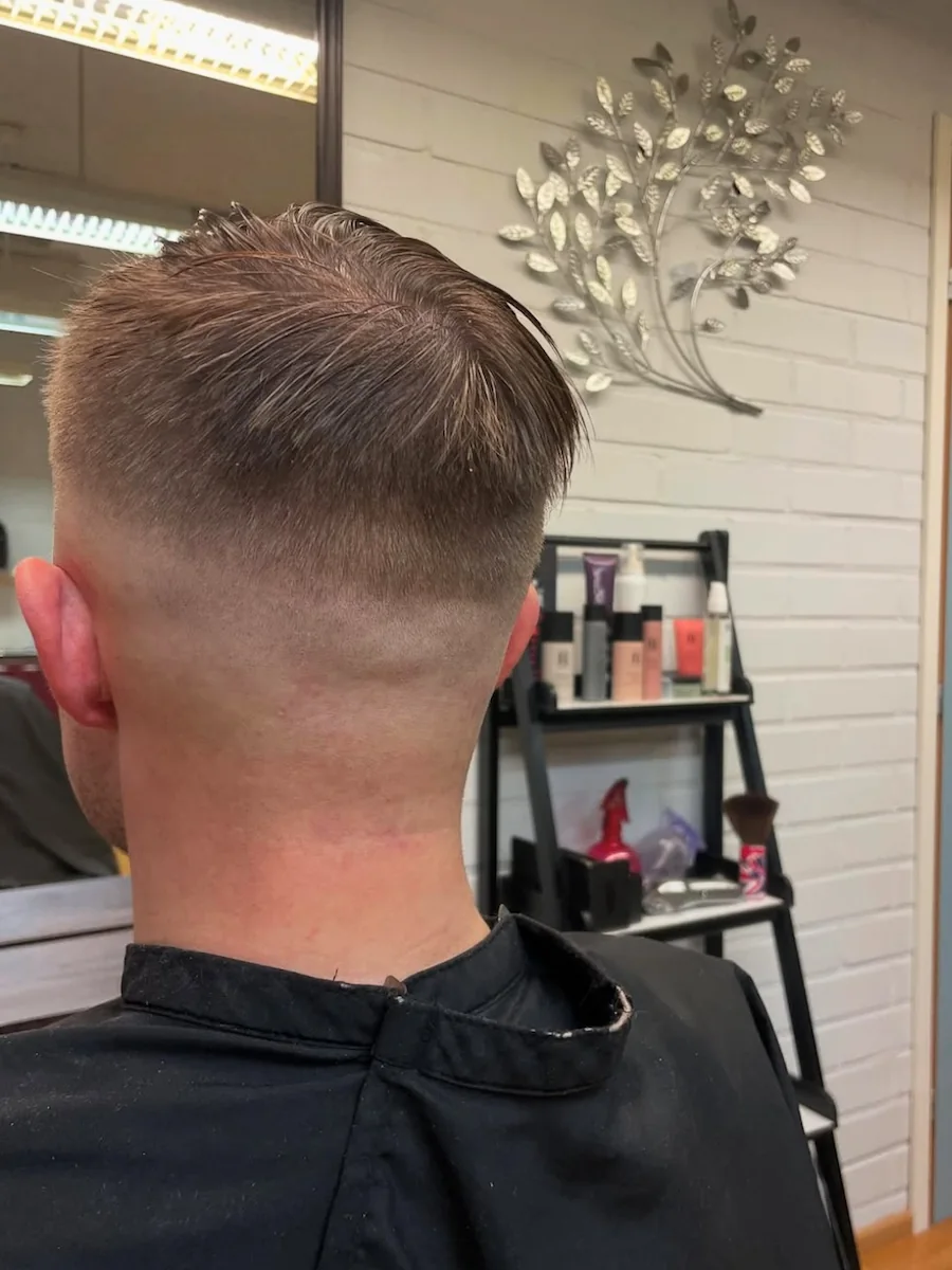 Miesten tarkka parturi fade-leikkaus