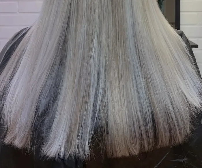 Tasaleikkaus kirkkaan blondeille hiuksille